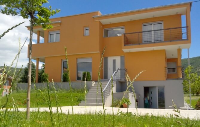 Ein orangenes, energieoptimiertes Einfamilienhaus von Imer Omer.