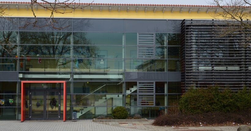 Eingang der Grundschule Horgenzell mit schöner, energieeffizienter Glasfassade.