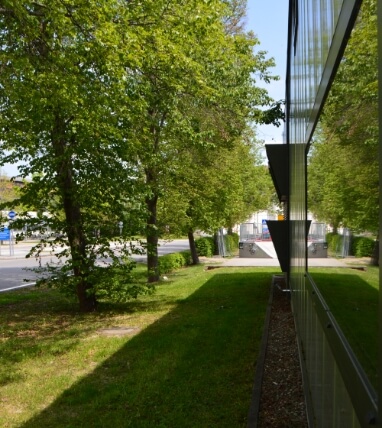 Blick auf die Seitenfassade des Öko-Kraftwerks mit erneuerbarer Energie der tws.